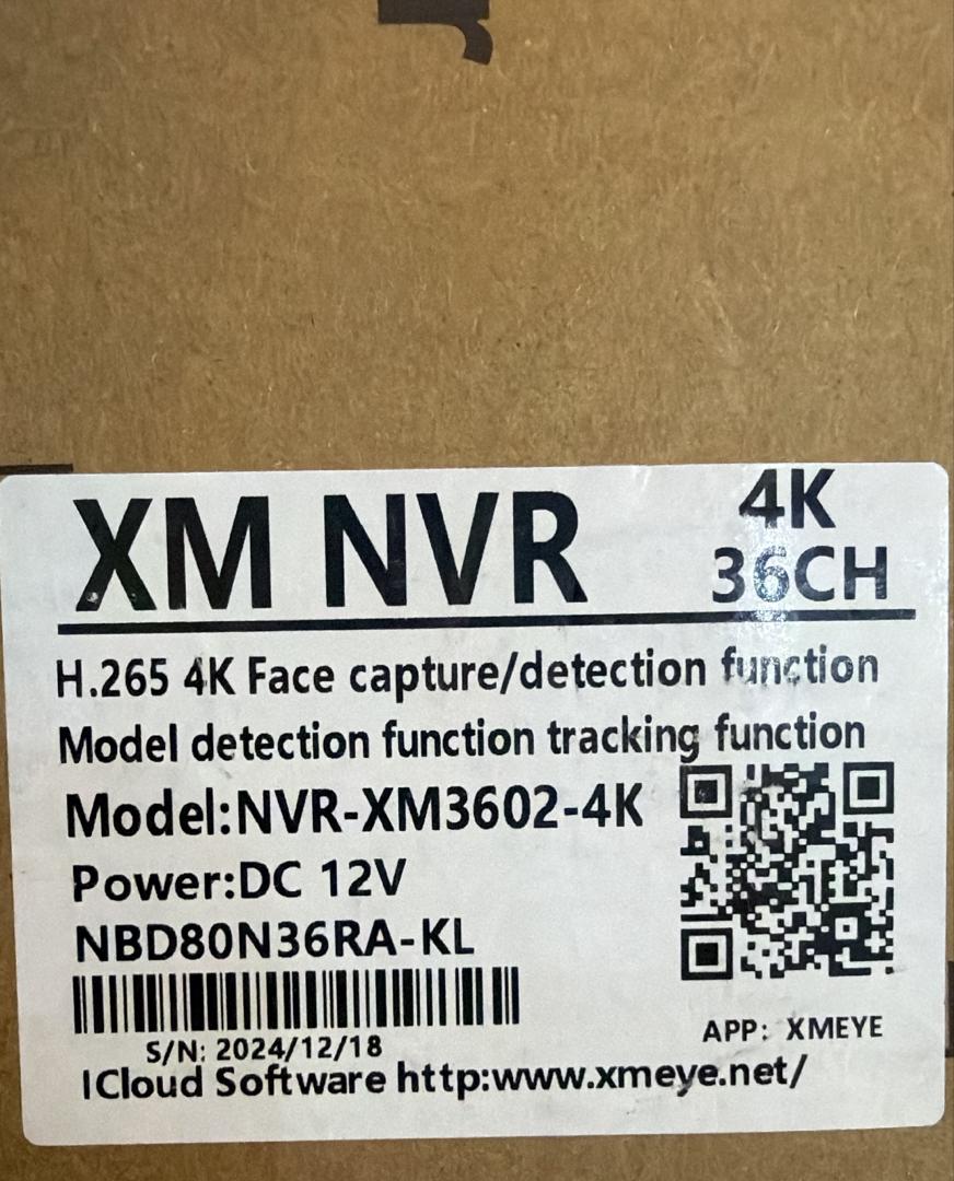 NVR XM 4K 36CH - face avant et face arrière avec ports POE, alimentation et souris incluse